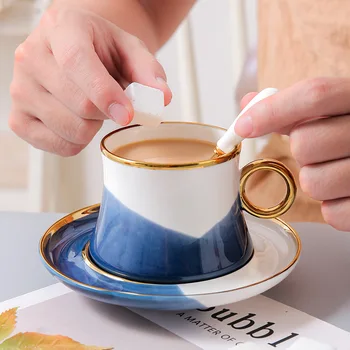 Домашни кафени чаши и чинии цвят карамел под глазура, малки чаши прясно ароматизирани чайове, черен чай и следобеден чай