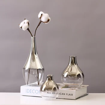 Модерна проста малка ваза от сребро стъкло, сухи цветя договореност, украса на маса за дневна със скандинавски стил