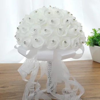 Держащие цветя нова имитация на сватбена роза държи букет цветя сватба в ръцете на бяла сватба булката държи цветя